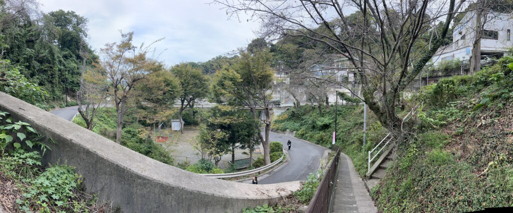 月見台住宅へ向かう谷戸ののの字坂をパノラマで撮影（階段とS字カーブ）