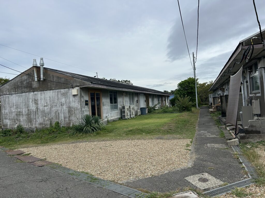 横須賀・月見台住宅の現在の風景。かつて空き家だった長屋群が、再生プロジェクトで新たな入居者を迎え息を吹き返している