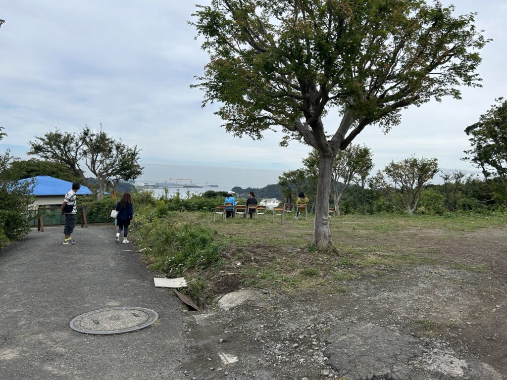 月見台住宅の丘上から海を望む眺望。穏やかな午後の光の中、再生された団地に新しい暮らしの時間が流れている
