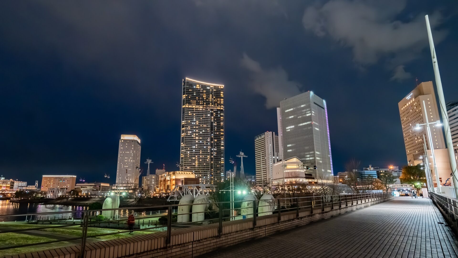 横浜みなとみらい北仲通地区の夜景と高層マンション群。令和7年改正・標準管理規約第32条の2「防火管理者」に関するコラムのアイキャッチ画像。