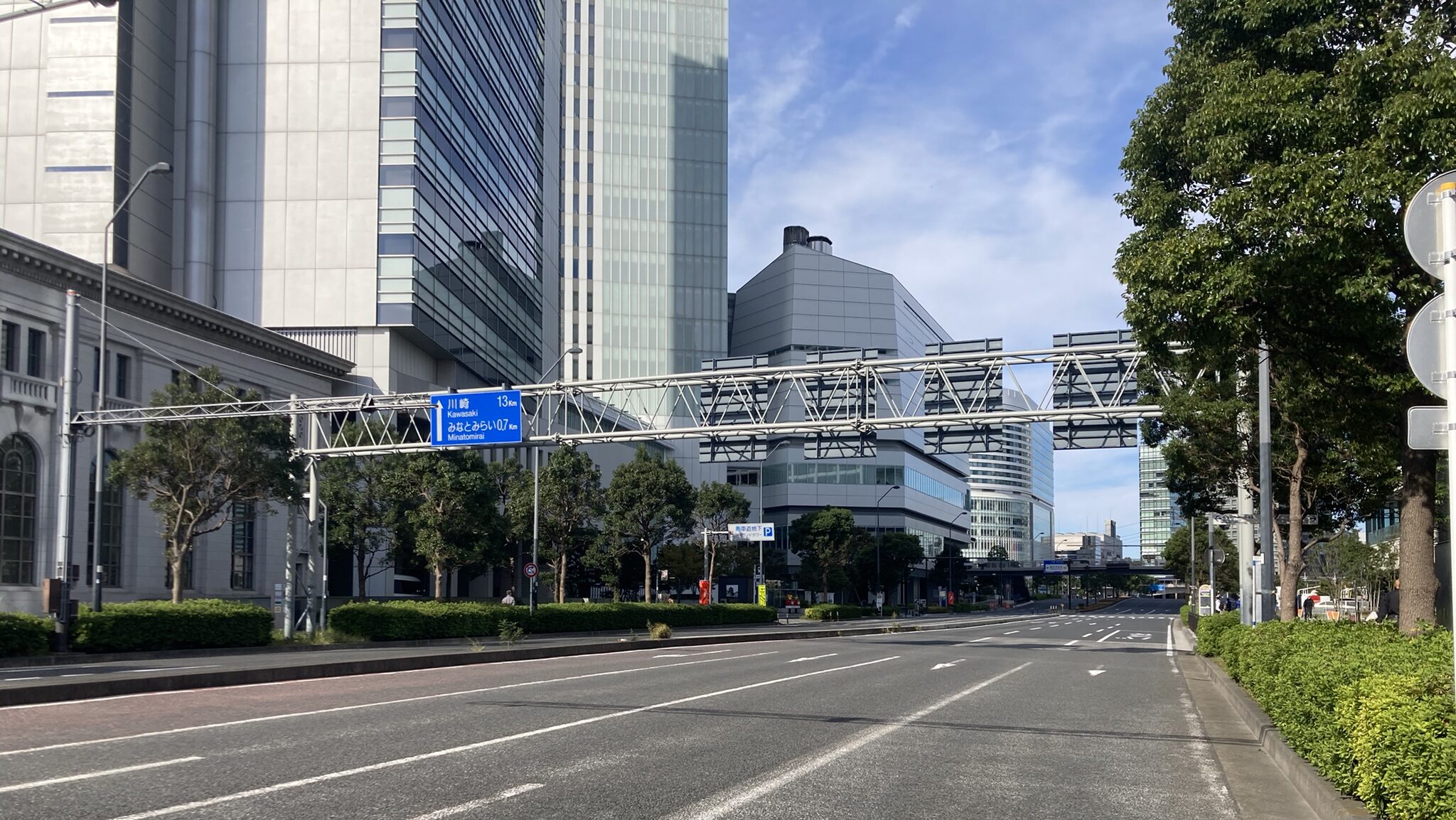 "横浜市みなとみらい地区のオフィス街と市庁舎周辺。横浜市住宅供給公社の大規模修繕入札代行サービスを象徴する透明で公正な都市景観"