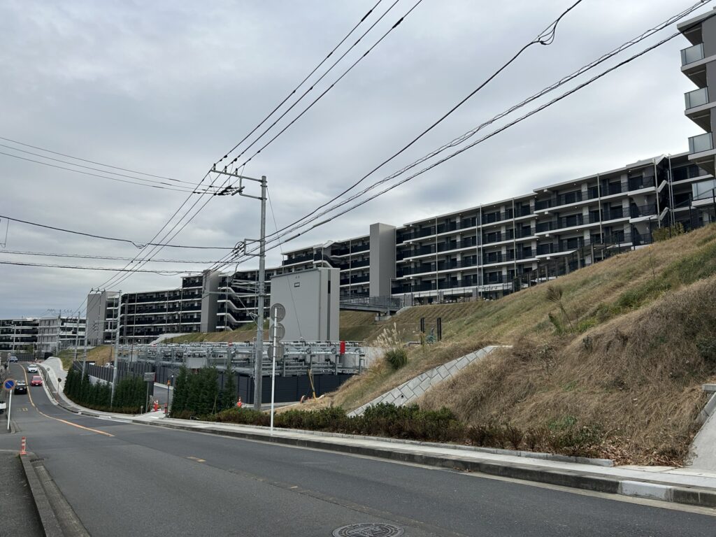 プロミライズ青葉台の高低差を利用した配棟と擁壁